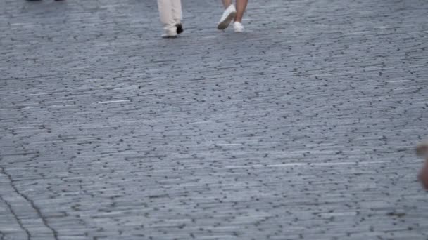 Paving stones on the square on which people are walking. — Vídeos de Stock