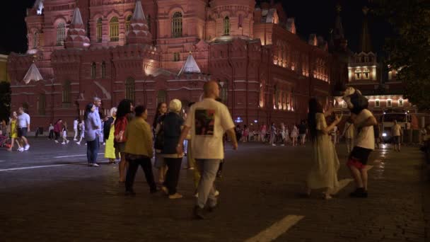 モスクワ、ロシア- 2021年11月2日:人々はモスクワの赤の広場を歩く — ストック動画