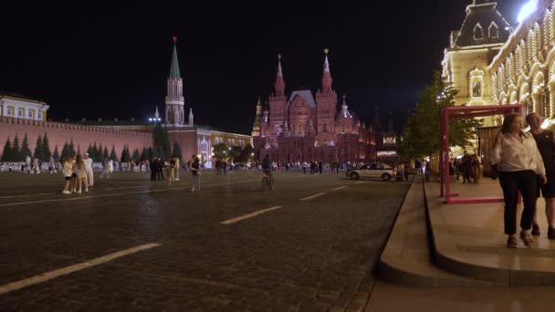 Moskwa, Rosja - 2 listopada 2021: Ludzie chodzą po Placu Czerwonym w Moskwie — Wideo stockowe