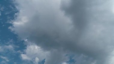 Bulutlar gökyüzünde hızla hareket ediyor