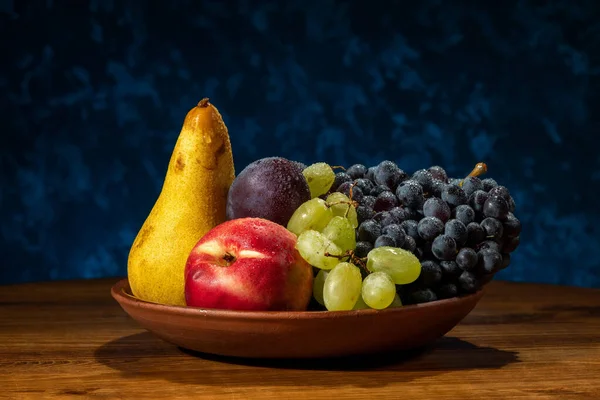 还有水果的平静生活。葡萄、油桃、梨和李子. — 图库照片