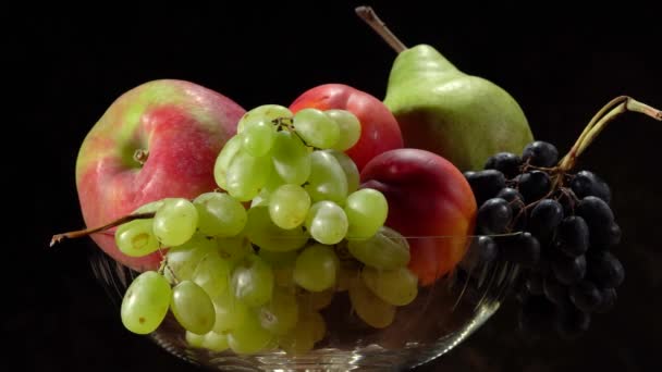 Zátiší s ovocem. Hrozny, nektarinky, hrušky a švestky. — Stock video