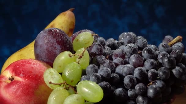 Zátiší s ovocem. Hrozny, nektarinky, hrušky a švestky. — Stock video