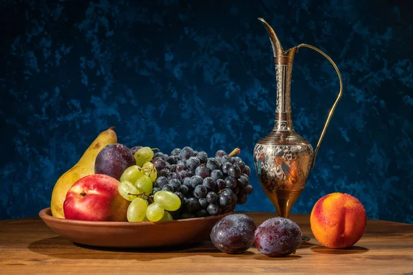 还有水果的平静生活。葡萄、油桃、梨和李子. — 图库照片