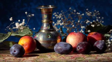 Meyvelerle dolu bir hayat. Üzüm, nektar, armut ve erik..