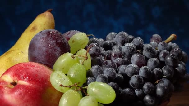 Fortfarande liv med frukt. Vindruvor, nektariner, päron och plommon. — Stockvideo