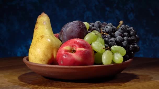 Nature morte avec des fruits. Raisins, nectarines, poires et prunes. — Video