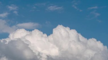 Gökyüzünde hızlı hareket eden bulutlar. Zaman Uygulaması.