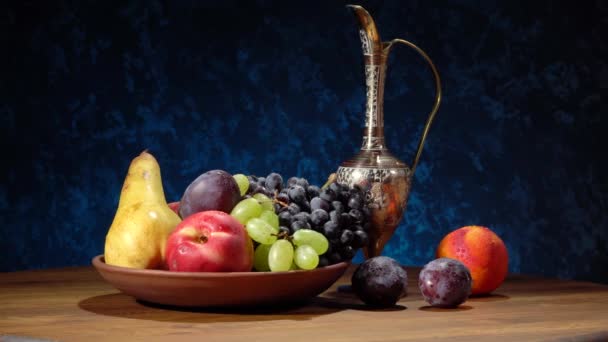 Meyvelerle dolu bir hayat. Üzüm, nektar, armut ve erik.. — Stok video