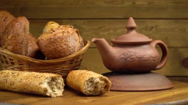 Ahşap arka planda ekmeği olan bir hayat.