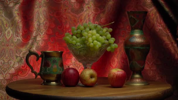 Stilleben med druvor och äpplen — Stockvideo