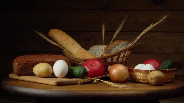 Натюрморт з хлібом та овочами . — стокове відео