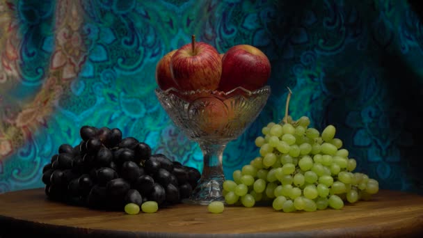 Натюрморт з виноградом і яблуками — стокове відео