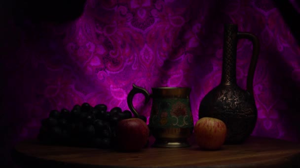 Натюрморт с виноградом и яблоками — стоковое видео