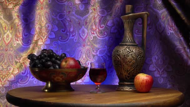Натюрморт з виноградом і яблуками — стокове відео