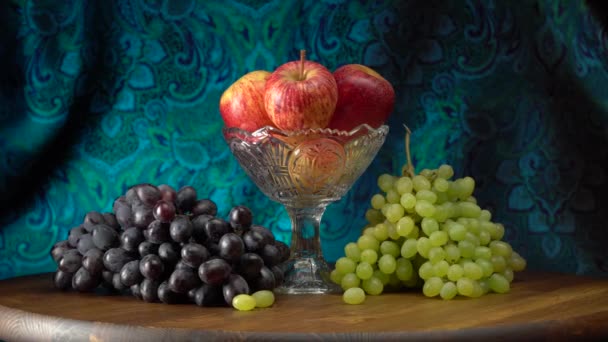 Martwa natura z winogrona i jabłka — Wideo stockowe