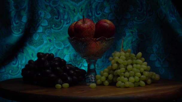 Still life with grapes and apples — Stock Video