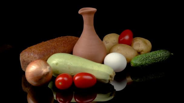 Stillleben mit Gemüse und Brot auf schwarzem Hintergrund. — Stockvideo