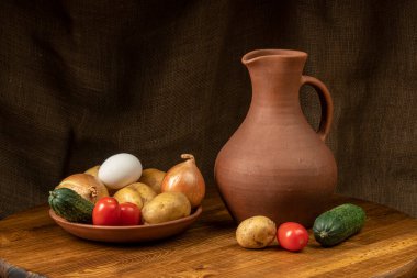 Siyah arka planda sebzelerle yaşam.