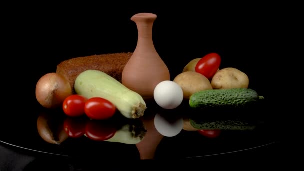 Stillleben mit Gemüse und Brot auf schwarzem Hintergrund. — Stockvideo