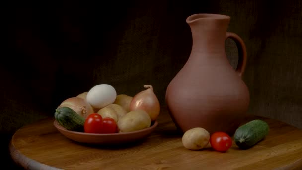 Натюрморт з овочами на чорному тлі . — стокове відео