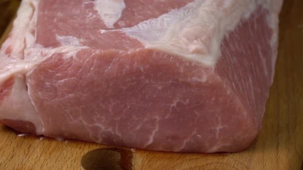 Сире свіже свиняче м'ясо, шматочок безнадійного м'яса — стокове відео