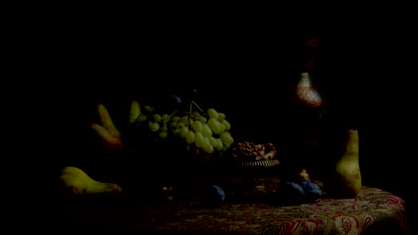 Νεκρή ζωή με φρούτα και καρύδια σε μαύρο φόντο. — Αρχείο Βίντεο