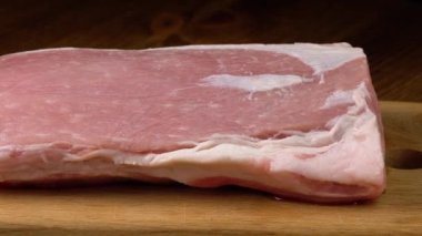 Çiğ domuz eti, kemiksiz et.