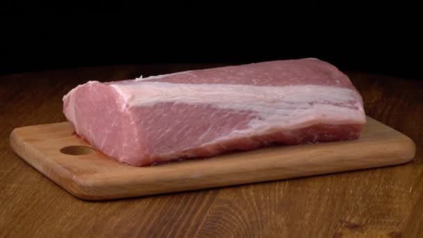 Carne de cerdo fresca cruda, un trozo de carne deshuesada — Vídeo de stock