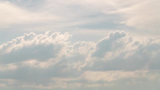 Beschleunigte Bewegung der Wolken am Himmel. Zeitraffer. — Stockvideo