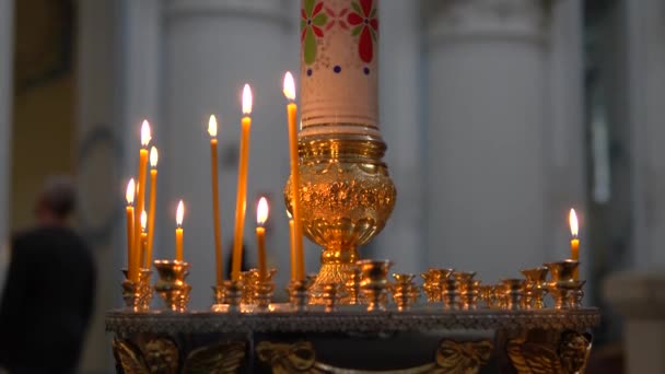 Brûler des bougies dans une église orthodoxe — Video