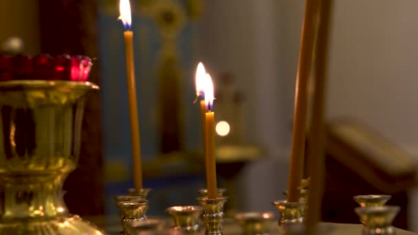 Brûler des bougies dans une église orthodoxe — Video