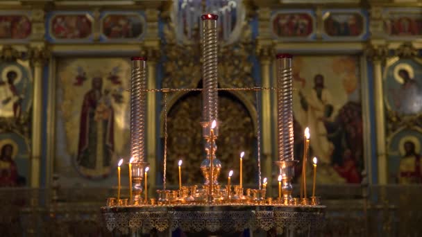 Brûler des bougies dans une église orthodoxe — Video