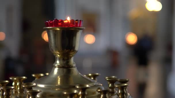Палаючі свічки в православній церкві — стокове відео