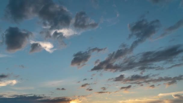 Movimiento acelerado de nubes en el cielo. Cronograma. — Vídeo de stock