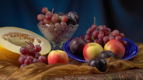 深蓝色背景的甜瓜和水果构成的静谧生活. — 图库视频影像