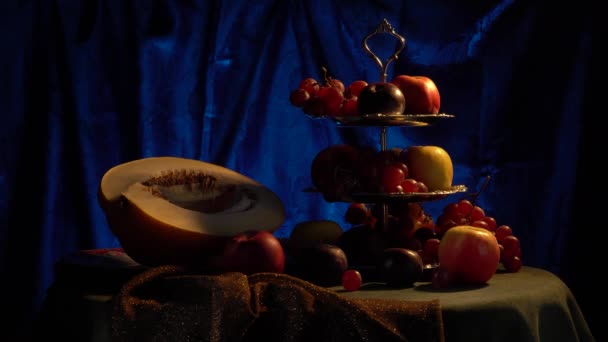 Stilleven met meloen en fruit op een donkerblauwe achtergrond. — Stockvideo