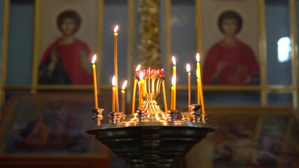 Brännande ljus i en ortodox kyrka — Stockvideo