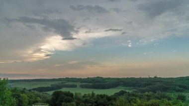 Gökyüzündeki bulutların hareketliliği hızlandı. Zaman Uygulaması.