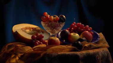 Karpuz ve meyveli hayat koyu mavi bir arka planda.