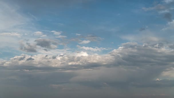 Прискорений рух хмар у небі. Тімелапсе . — стокове відео