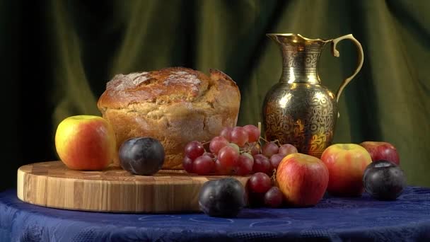 Bodegón con jarra, fruta y pan. — Vídeo de stock