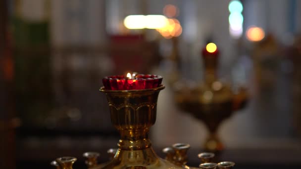 Палаючі свічки в православній церкві — стокове відео