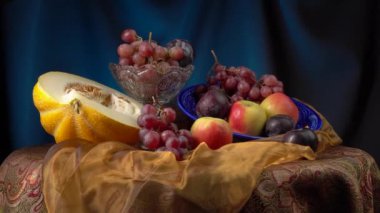 Karpuz ve meyveli hayat koyu mavi bir arka planda.