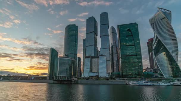 Rascacielos de la ciudad de Moscú en el contexto de nubes en movimiento rápido. — Vídeo de stock