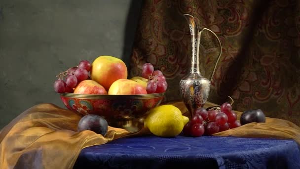 Натюрморт з глечиком, фруктами та драпіровками . — стокове відео