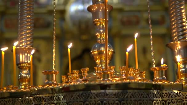 Queimar velas em uma igreja ortodoxa — Vídeo de Stock