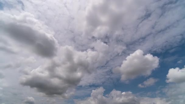 Gökyüzündeki bulutların hareketliliği hızlandı. Zaman Uygulaması. — Stok video