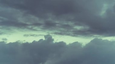 Gökyüzündeki bulutların hareketliliği hızlandı. Zaman Uygulaması.