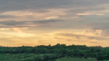Gökyüzündeki bulutların hareketliliği hızlandı. Zaman Uygulaması.